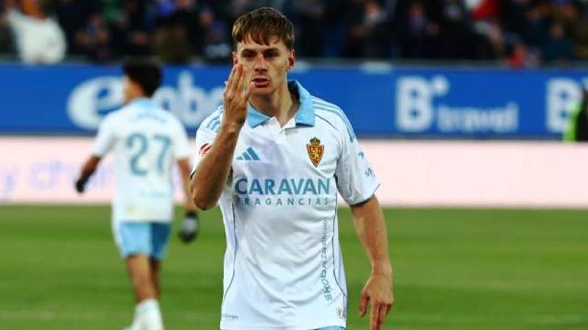Dani Gómez celebra el 1-0 del Real Zaragoza al Racing.