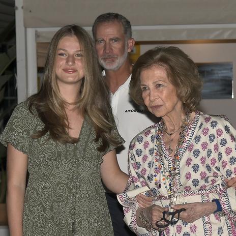 El bonito gesto de la princesa Leonor con su abuela, la reina Sofía, durante su ingreso hospitalario