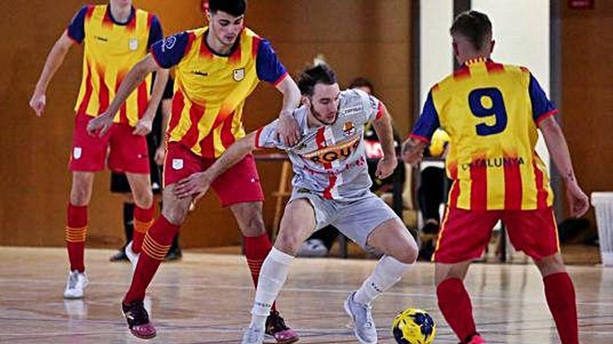 El manresà Ambrós intenta superar dos defensors del Catalunya sub-19