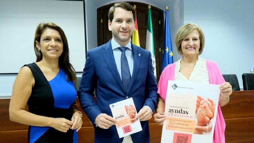 El alcalde y las concejalas, en la presentación de las ayudas a la maternidad.