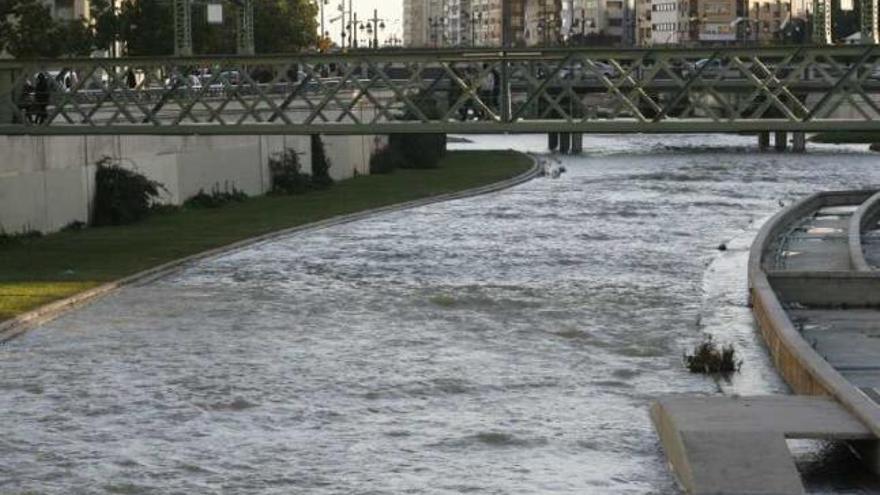 El río Guadalmedina con agua tras un desembalse del Limonero.