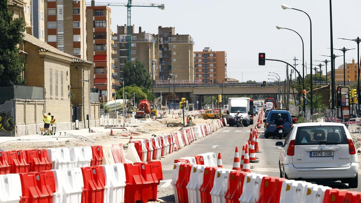 Imagen del pasado verano de las obras en la avenida Cataluña, con el puende del ferrocarril al fondo.