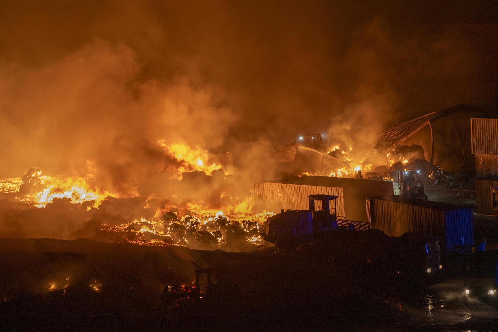 El incendio en el vertedero de Zonzamas (Lanzarote), en imágenes