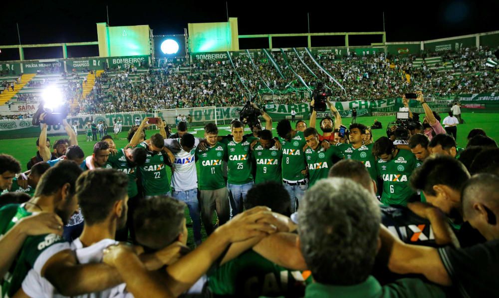 La afición del Chapecoense despide a sus héroes