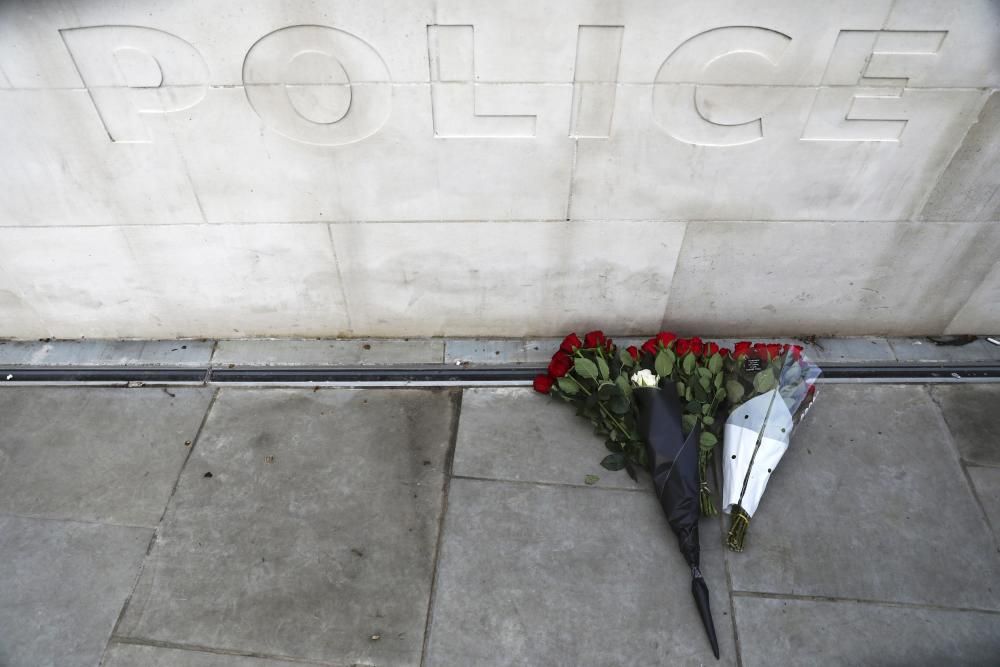 Flores ante el edificio del Nuevo Scotland Yard tras el minuto de silencio en honor a las víctimas del atentado yihadista que ha azotado Londres esta semana.