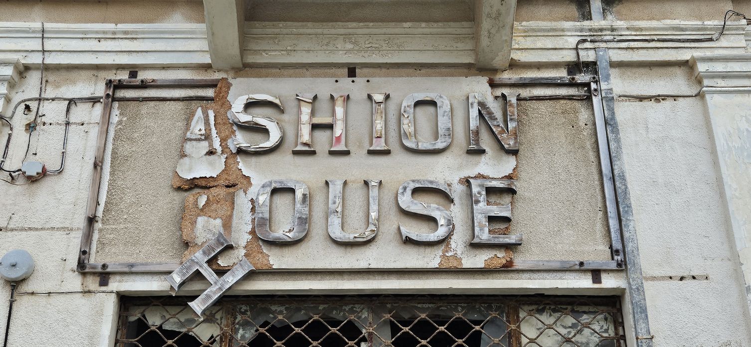 Carteles publicitarios en una calle de la ciudad fantasma abandonada de Famagusta, en el norte de Chipre