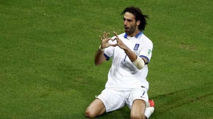 Samaras festeja el tanto en el descuento.