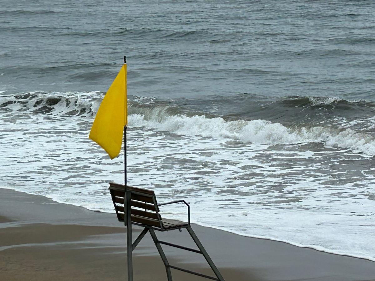 Bandera amarilla en Salinas.