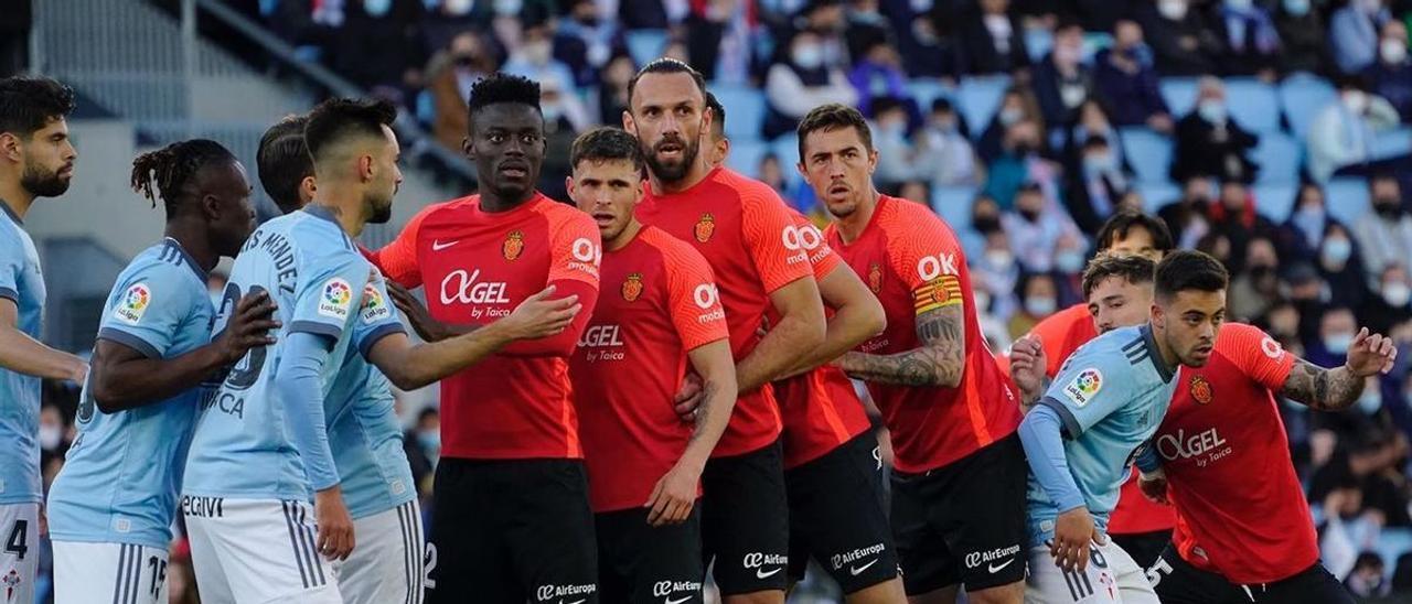 Los jugadores del Mallorca, alineados antes del lanzamiento de una falta en el partido ante el Celta.