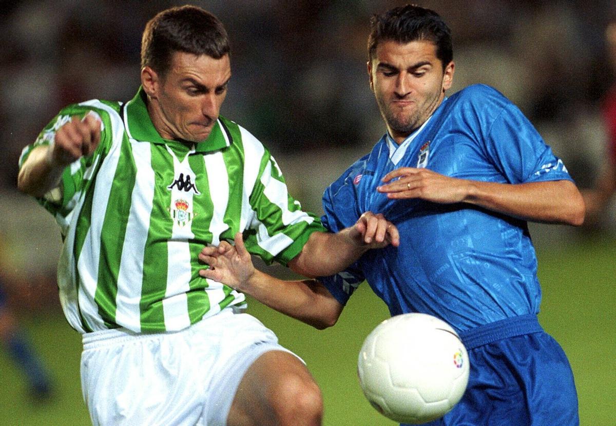 Otero e Iván Ania disputan un balón en el Betis-Oviedo de 1999 en el Manuel Ruiz de Lopera
