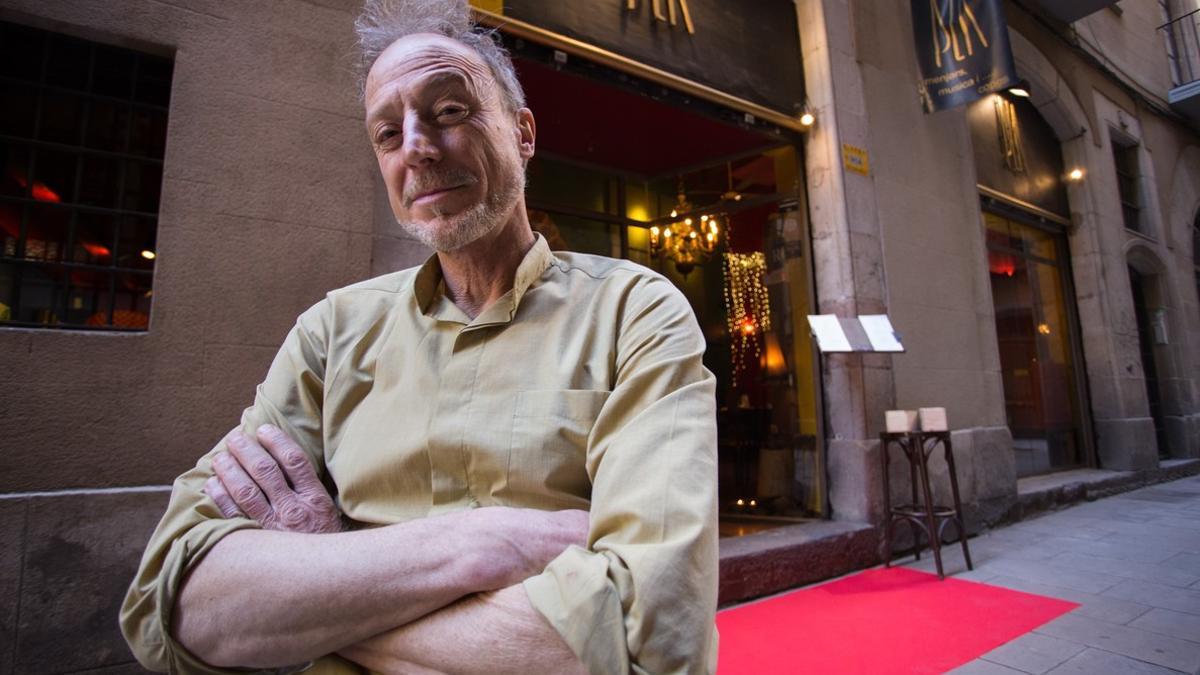 Jaume Pla, delante de su restaurante, en Bellafila, 5.