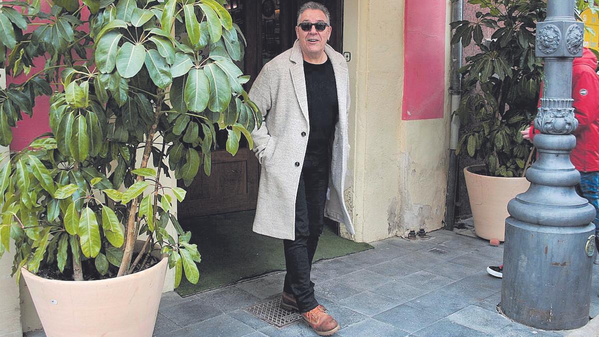 Carlos Goñi a las puertas de Casa Roberto en la Corredera de Lorca, este martes.