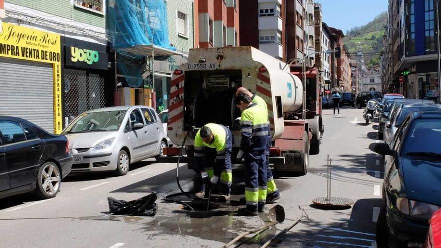 Una alcantarilla atascada obliga a cortar el centro de Mieres