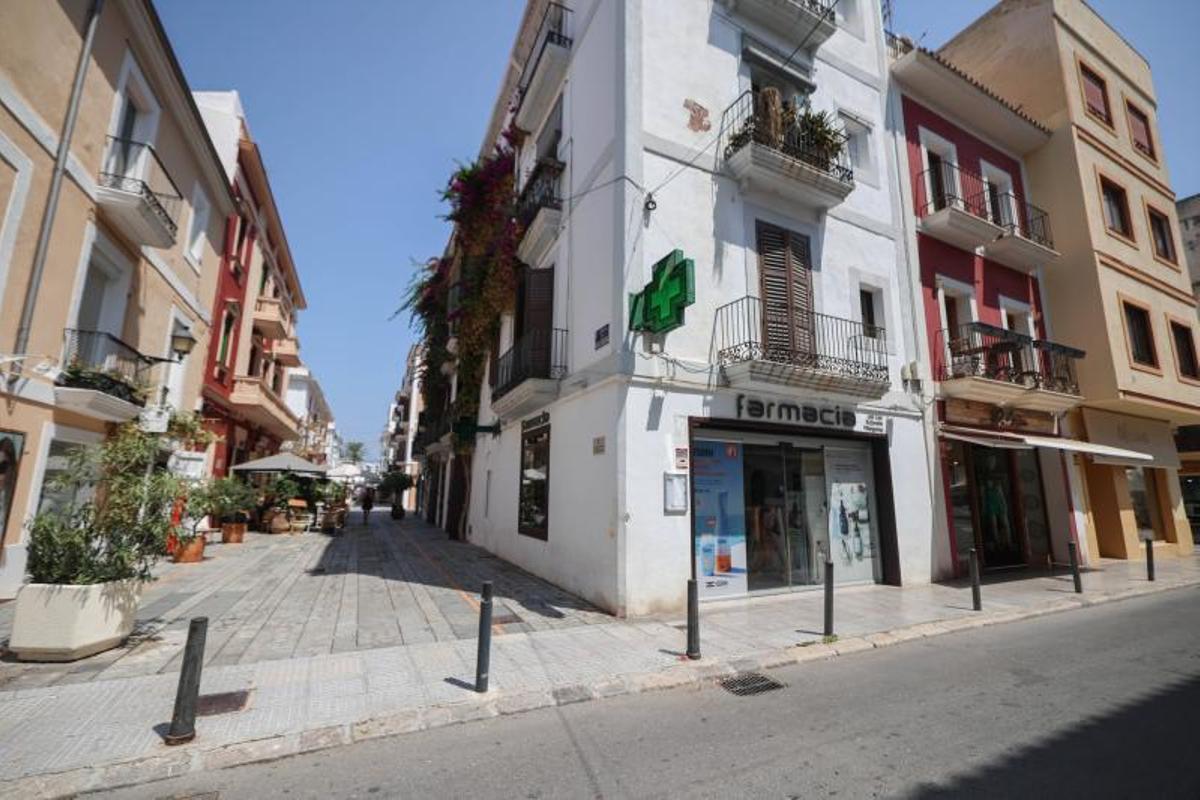 Farmacia 'Rodríguez Carreño villangomez' también ubicada en la conocida "calle de las farmacias"