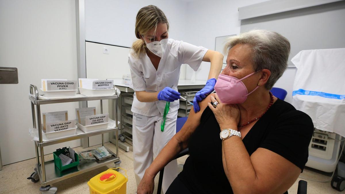 Una sanitaria vacuna a una mujer en Ibiza.