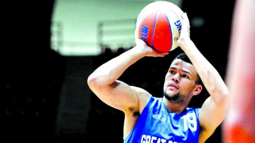 Luke Nelson ejecuta un lanzamiento en un entrenamiento de preparación para el Eurobasket con Gran Bretaña.