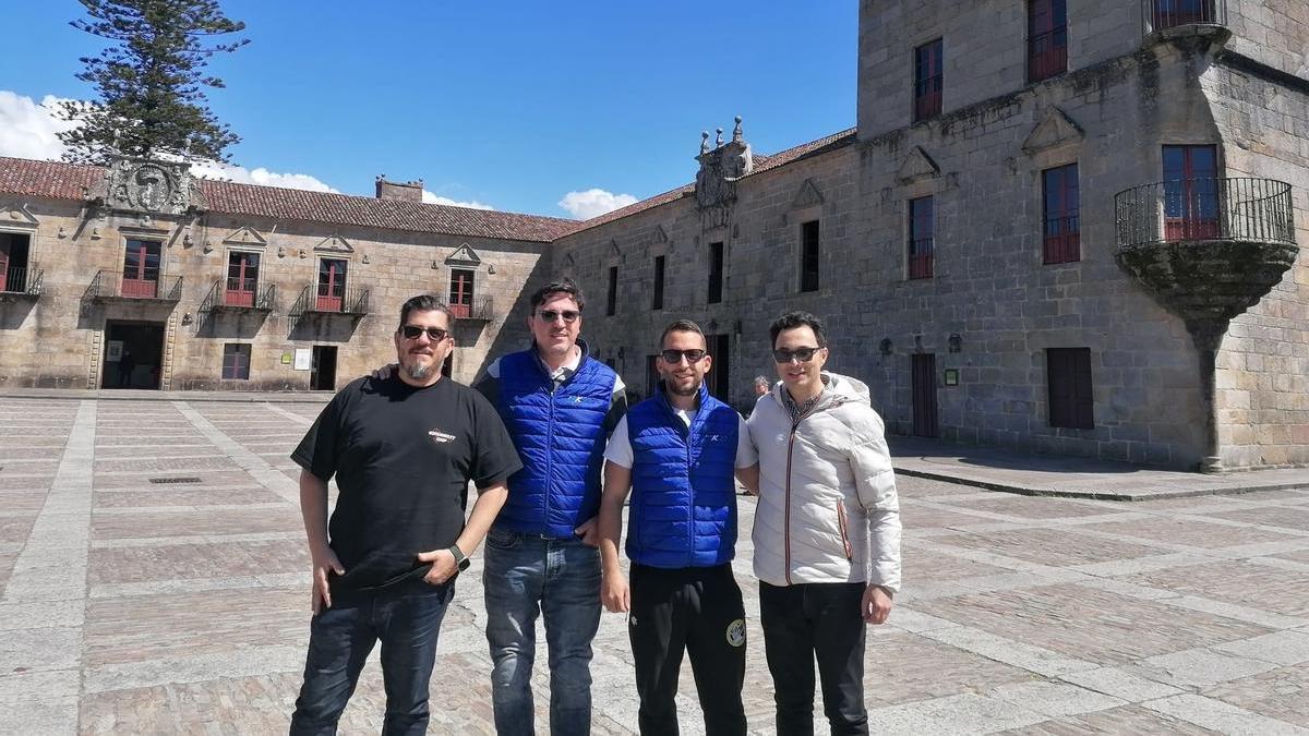 El concejal con organizadores de la cita en Fefiñáns. a