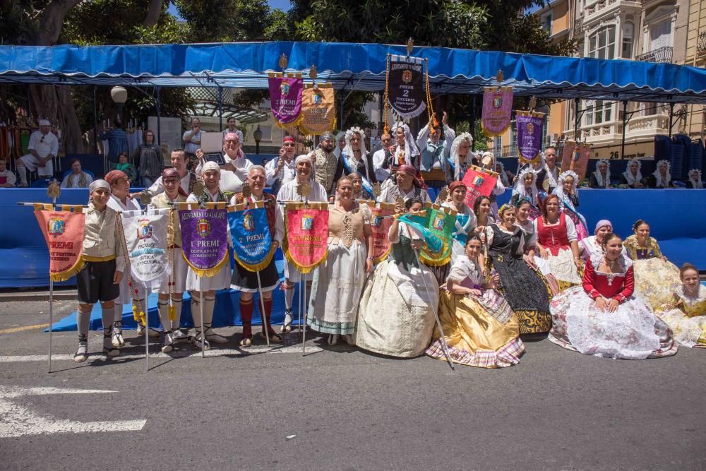 El Desfile de Entrega de Premios culmina con la entrega de más de 600 galardones a hogueras y barracas