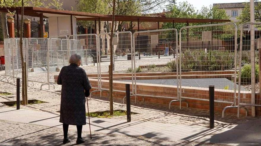 Vallado perimetral de la zona de ocio y recreo infantil en el parque de San Martín.