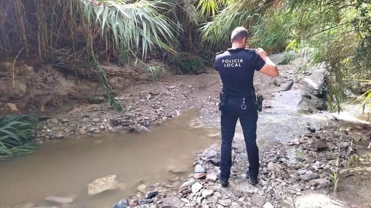 Un policía local en el barranco del Quisi a su paso por Calp en una imagen de archivo.