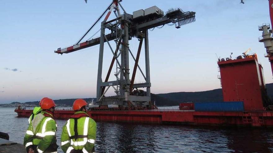 La grúa llegó desde Italia a bordo de un buque. // S.A.