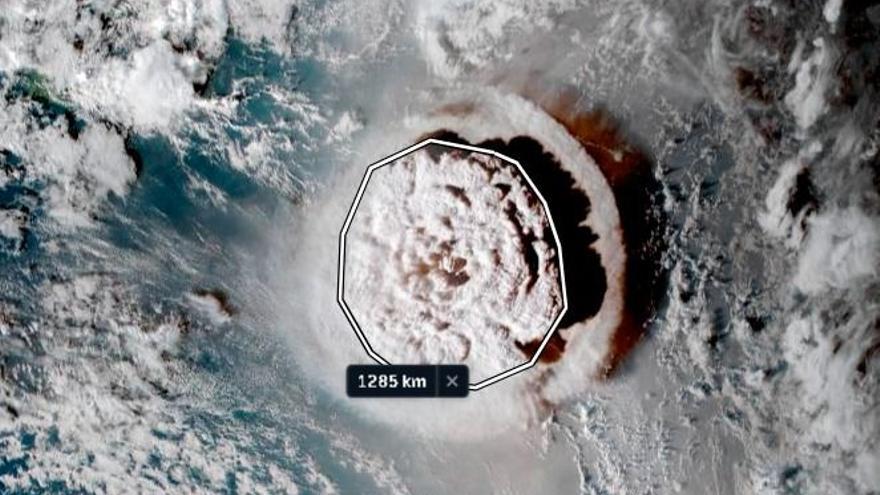 Circunferencia del hongo del volcán de Tonga medida a través de la web Zoom Earth.