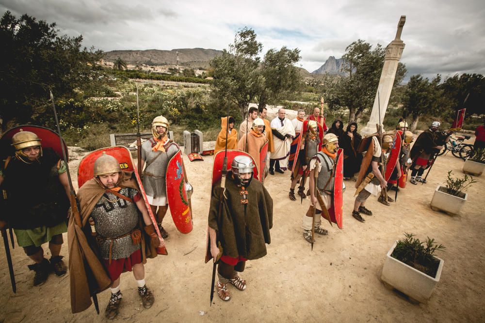 Veinte personas con trajes de romano recorren el Camí del Peix