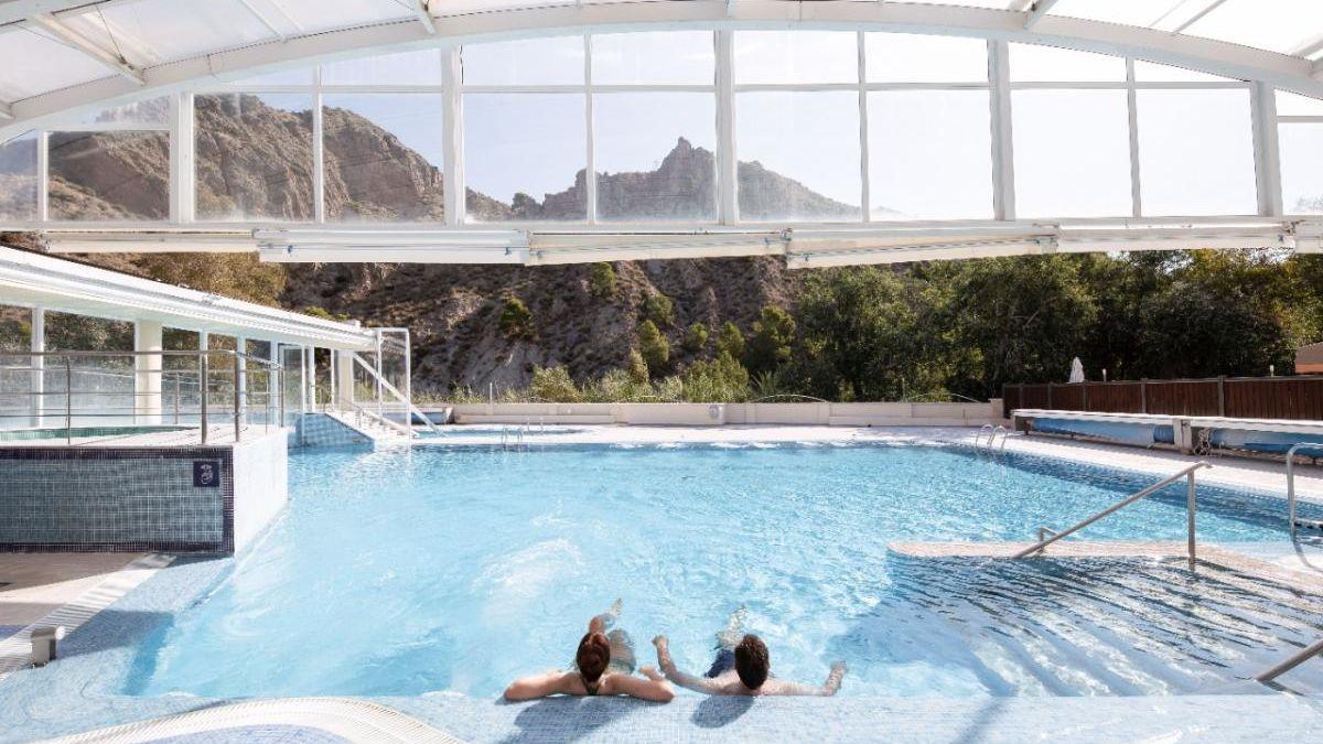 Dos visitantes disfrutan del Balneario de Archena, valorado como el mejor de España