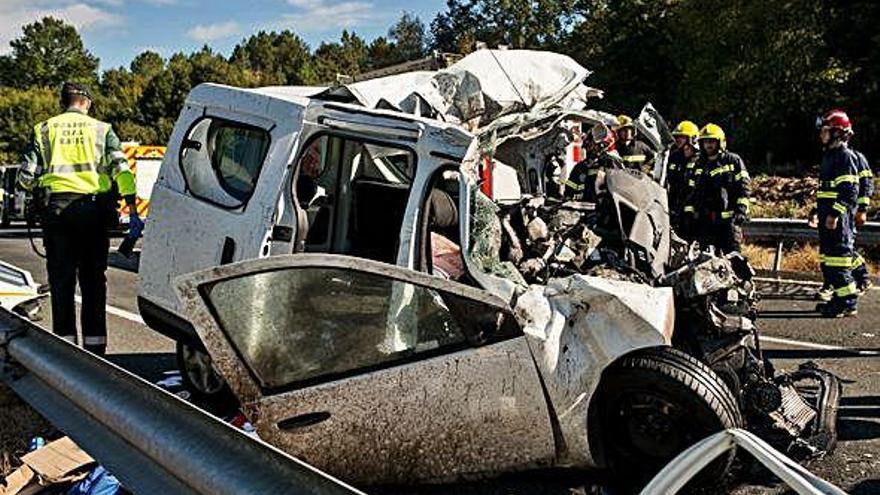 Estado en el que quedó una furgoneta tras un accidente mortal en una carretera de Ourense.