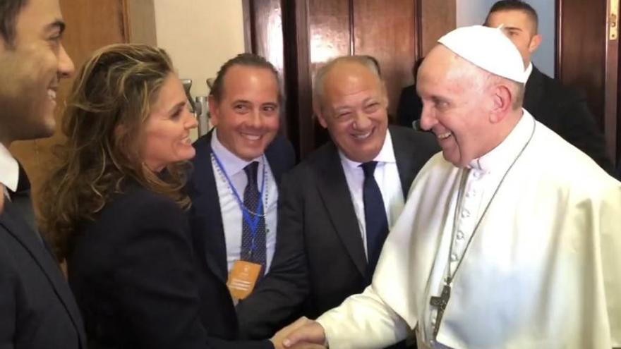 Encuentro de Sandra García-Sanjuán, responsable de Starlite, con el Papa Francisco.