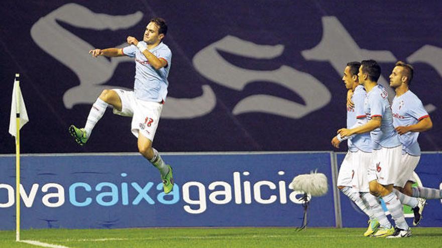 David Rodríguez salta para festejar el primer gol marcado ayer ante el Girona. // Marta G. Brea