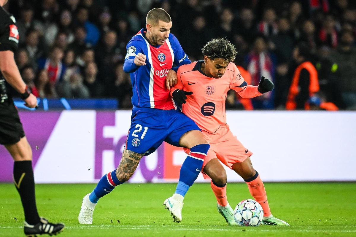 Lamine Yamal, presionado por Lucas Hernández en el partido de Champions League contra el PSG