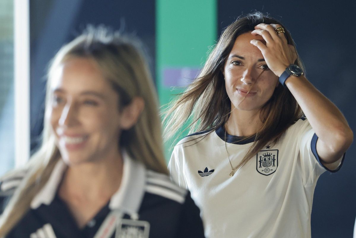 Aitana Bonmatí (al fondo) junto a Patricia Pérez, jefa de prensa de la selección española femenina.