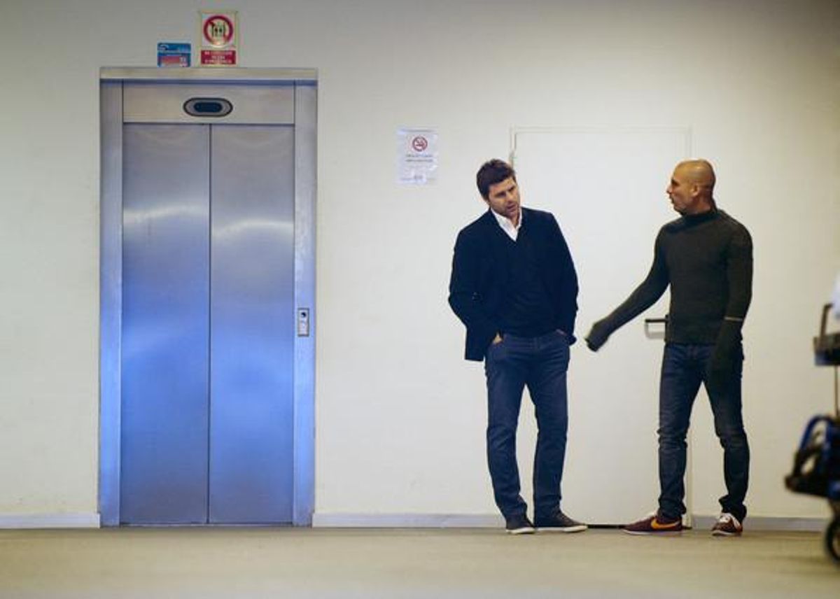 Guardiola i Pochettino conversen al túnel de vestidors després de la seva tradicional trobada a l’estadi de Cornellà-el Prat prèvia al derbi de diumenge. Guardiola i Pochettino conversen al túnel de vestidors després de la seva tradicional trobada a l’estadi de Cornellà-el Prat prèvia al derbi de diumenge.