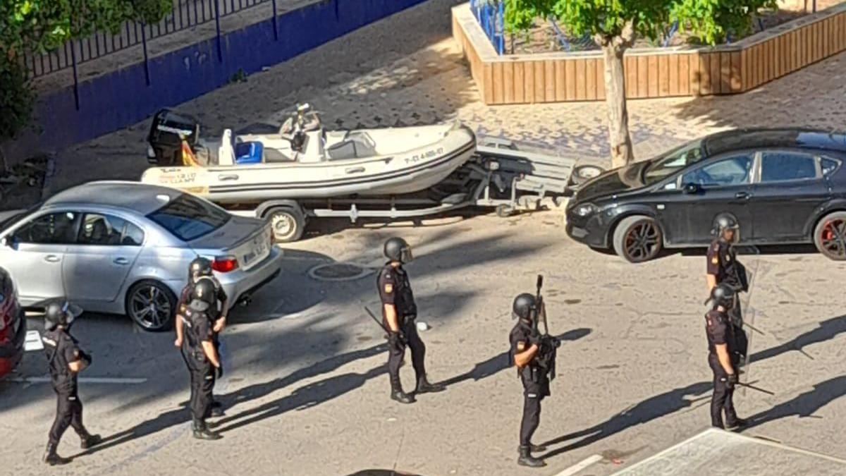 Despliegue policial en el Polígono de La Paz.