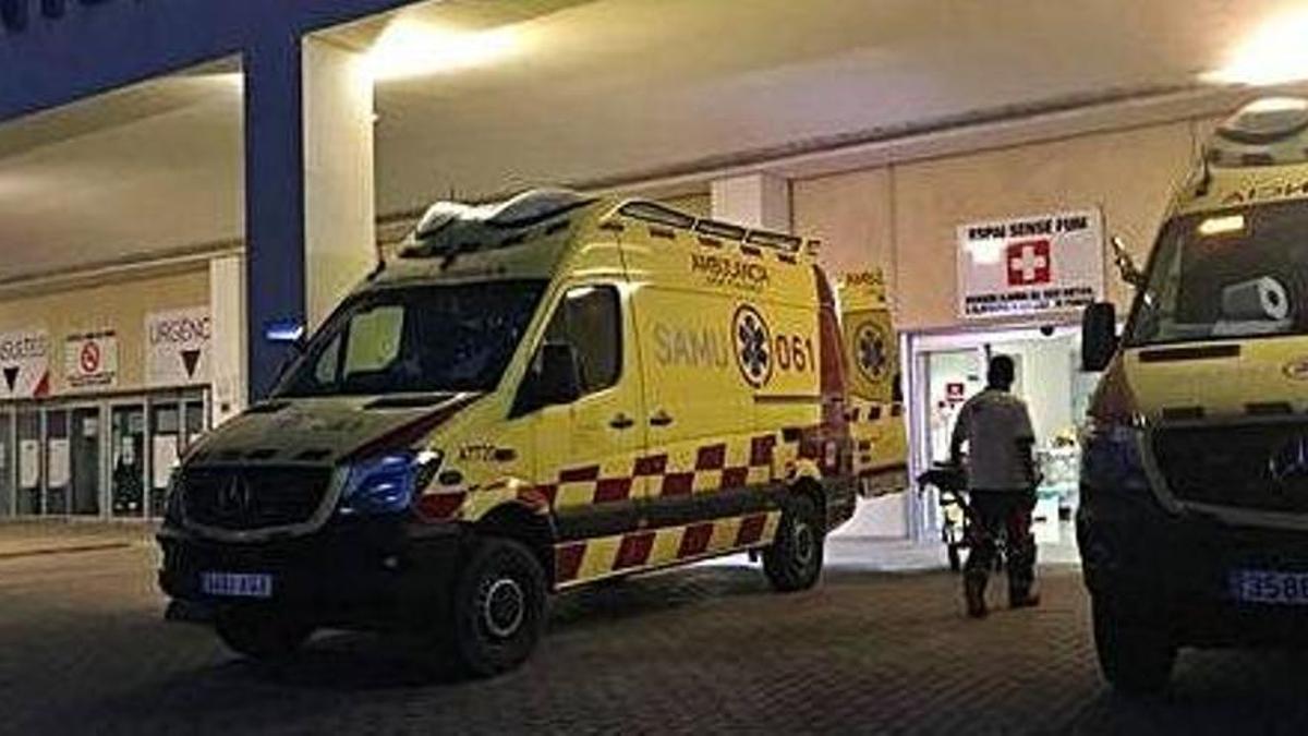 La ambulancia del 061 ha trasladado a uno de los heridos al Hospital de Formentera