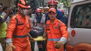 Un edificio en construcción se viene abajo en la India dejando al menos 5 muertos