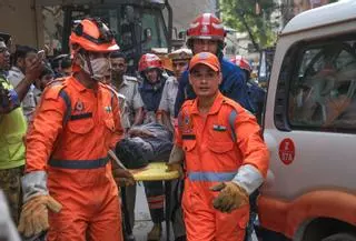 Un edificio se viene abajo en la India dejando al menos 4 muertos y 14 heridos