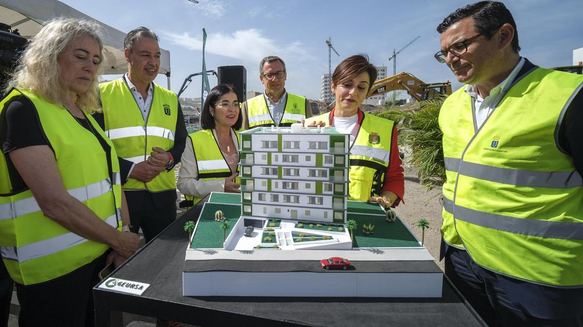 La ministra Isabel Rodríguez, junto a la alcaldesa Carolina Darias y el consejero Pablo Rodríguez entre otras personas, ante la maqueta del nuevo edificio de Tamaraceite.