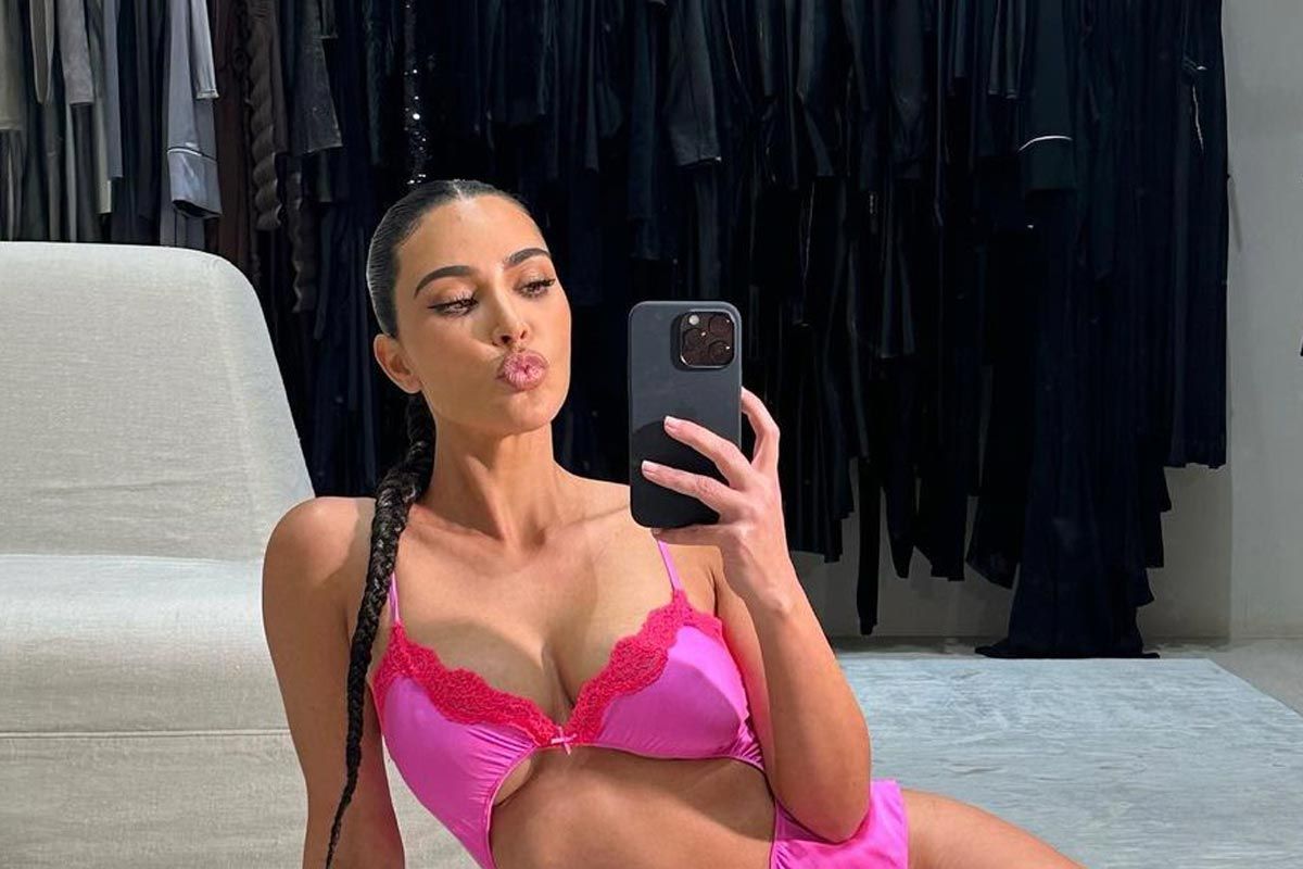 El posado de Kim Kardashian en lencería con un body de la colección de Skims para San Valentín