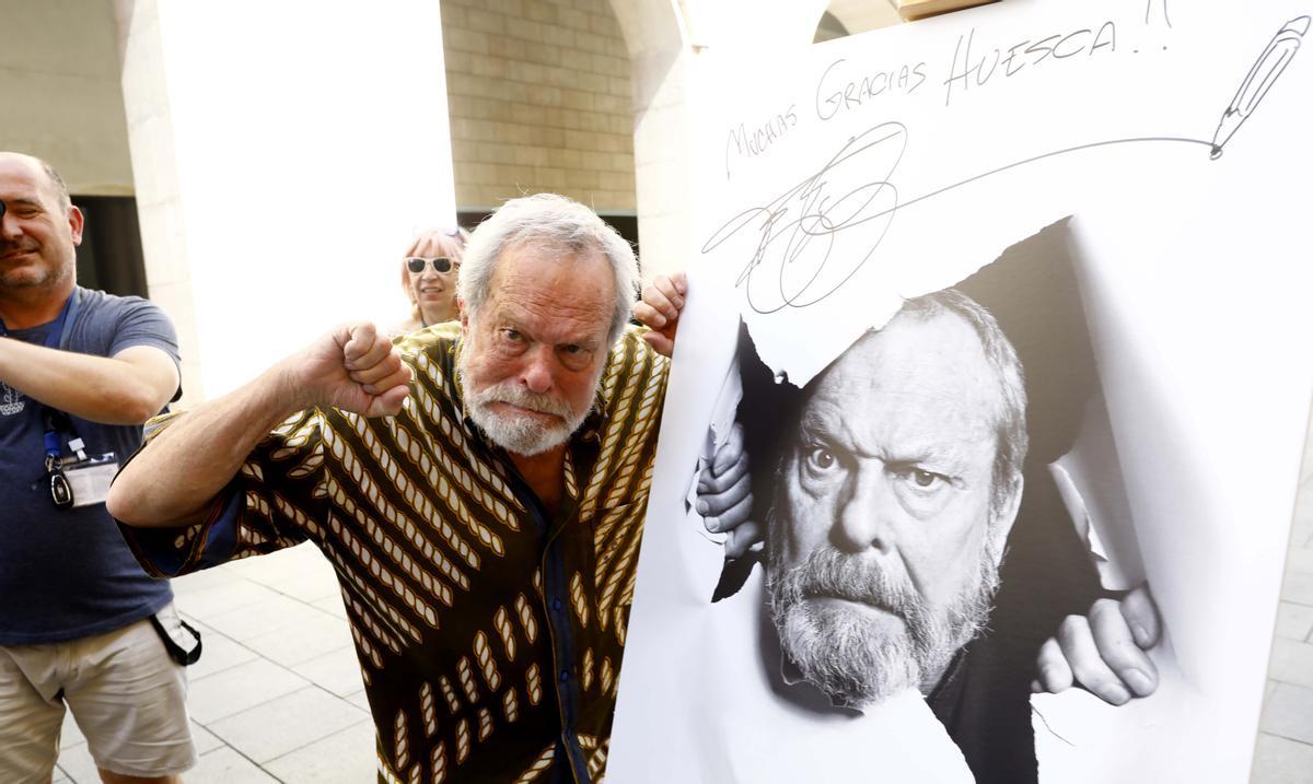 Terry Gilliam bromea ante una fotografía suya que él mismo ha firmado en el Festival de Huesca.