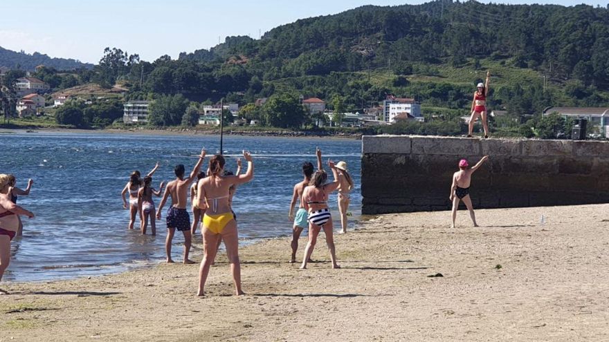 Sesión de aquadance, todos os martes, na praia de Arcade. | // FDV