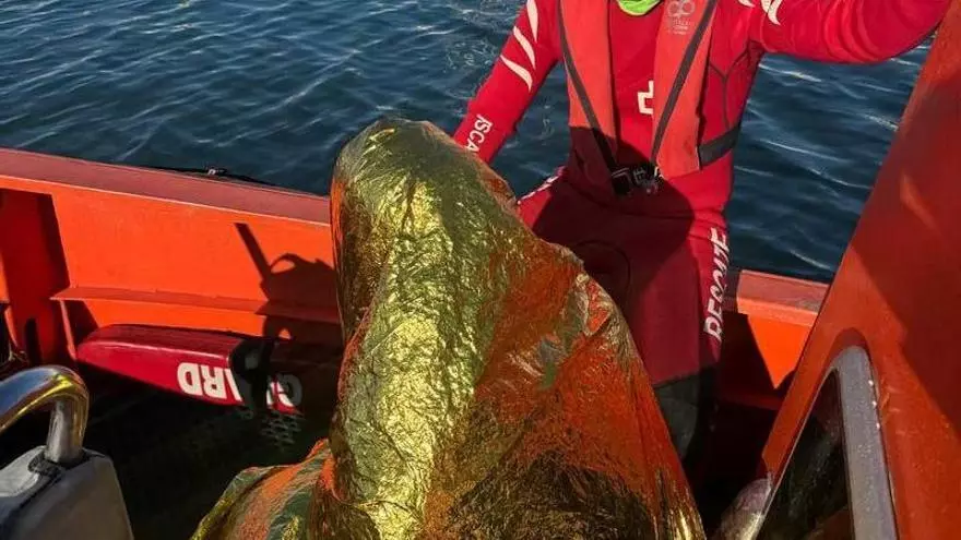 Buscan a un hombre y rescatan con vida a otro tras naufragar una lancha en la costa de Guardamar