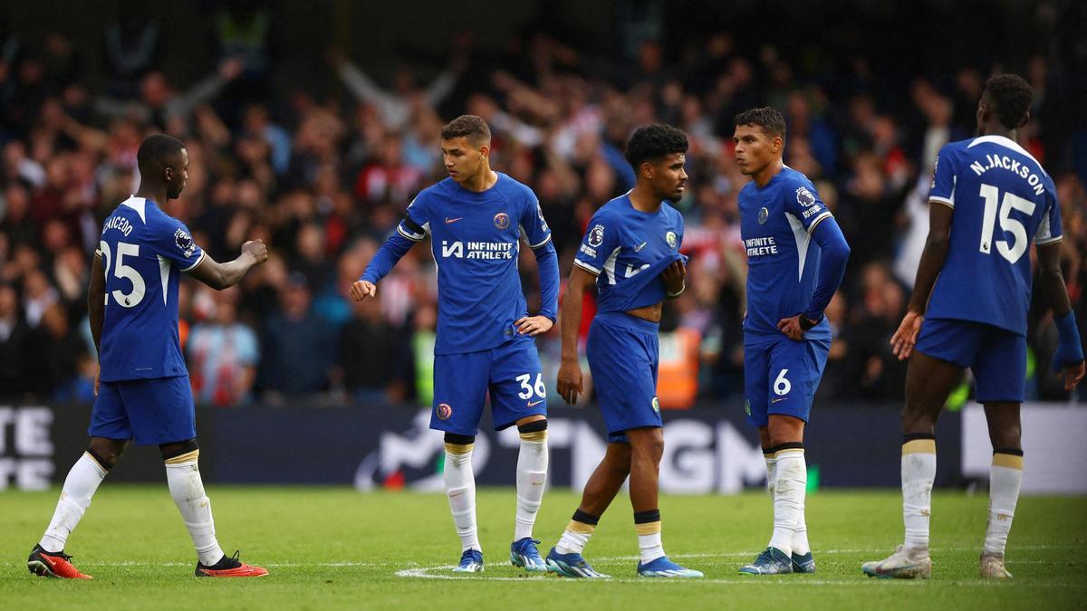 Los jugadores del Chelsea, al final del partido contra el Brentford del sábado, en Stamford Bridge.