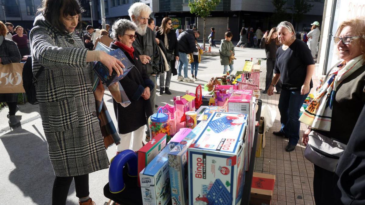 Algunos de los puestos del mercadillo en los alrededores de la Praza da Curtidoira.