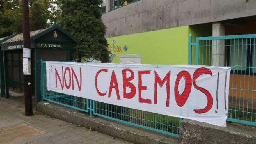 Pancartas instaladas ante el colegio público A Torre de A Illa.  // J.L.Oubiña