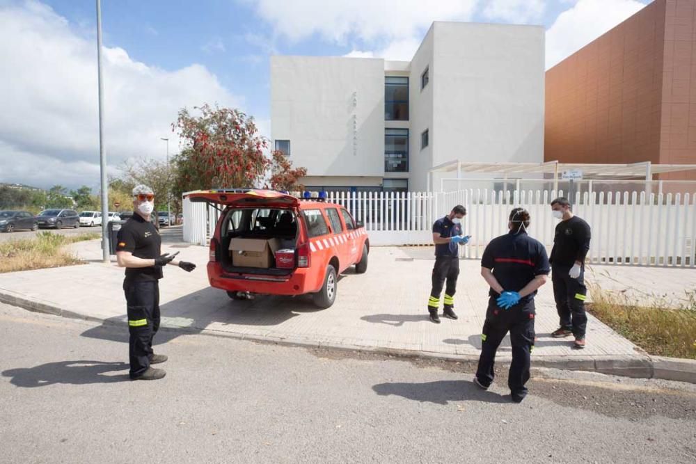 Los bomberos de Ibiza reparten material de protección en las residencias y centros de salud