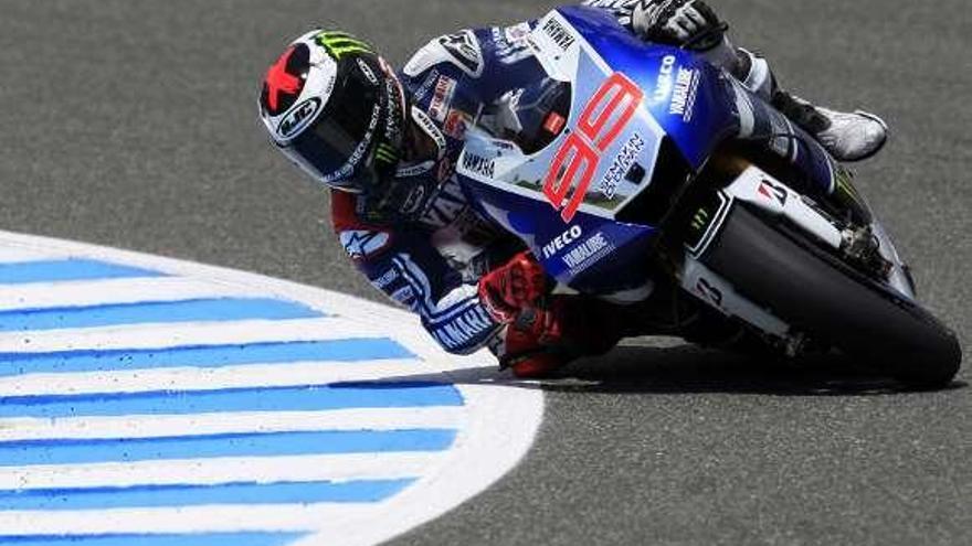 Jorge Lorenzo toma una curva a los mandos de su Yamaha. // Reuters