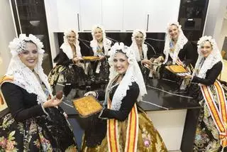 La Bellea del Foc y sus damas de honor cocinan la Fiesta a fuego lento