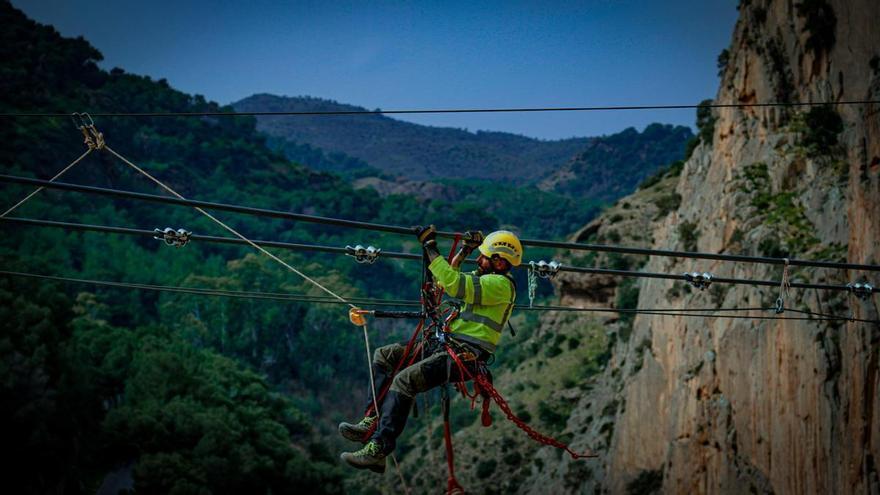 Así se instala el nuevo puente colgante del Caminito del Rey